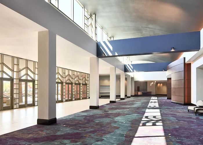 Renaissance Phoenix & Conference Center 4*