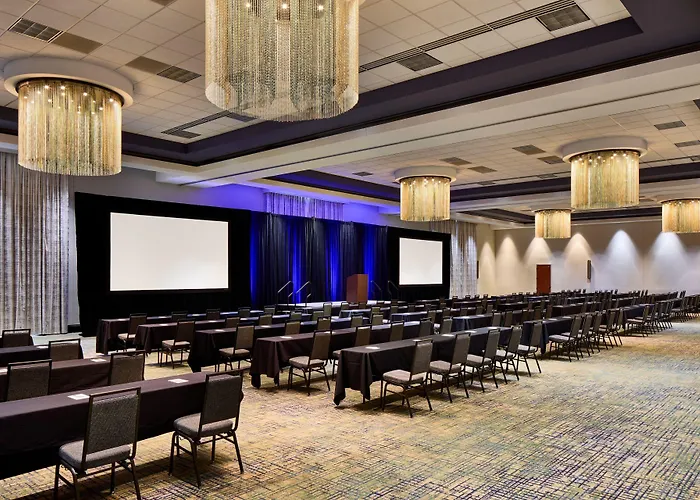 Renaissance Phoenix & Conference Center Hotel 4*