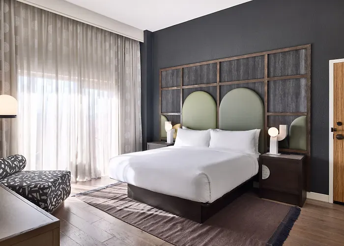 Renaissance Phoenix & Conference Center 4*